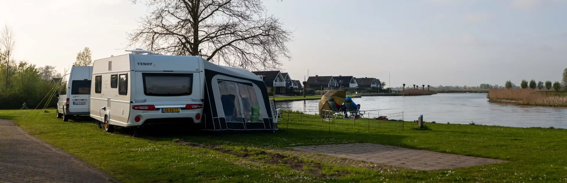 Kampeerplaatsen aan het water De Rakken 1