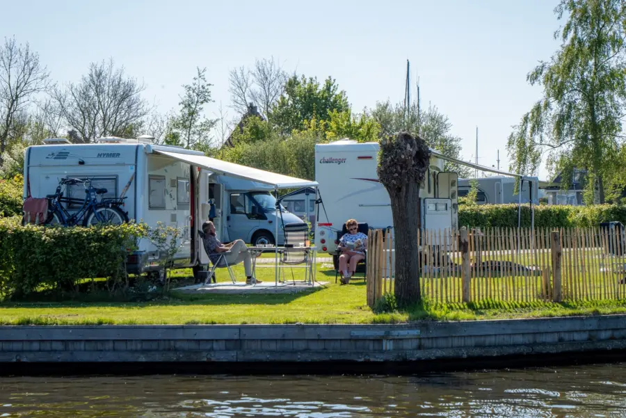 Kampeerplaatsen aan het water De Rakken 4
