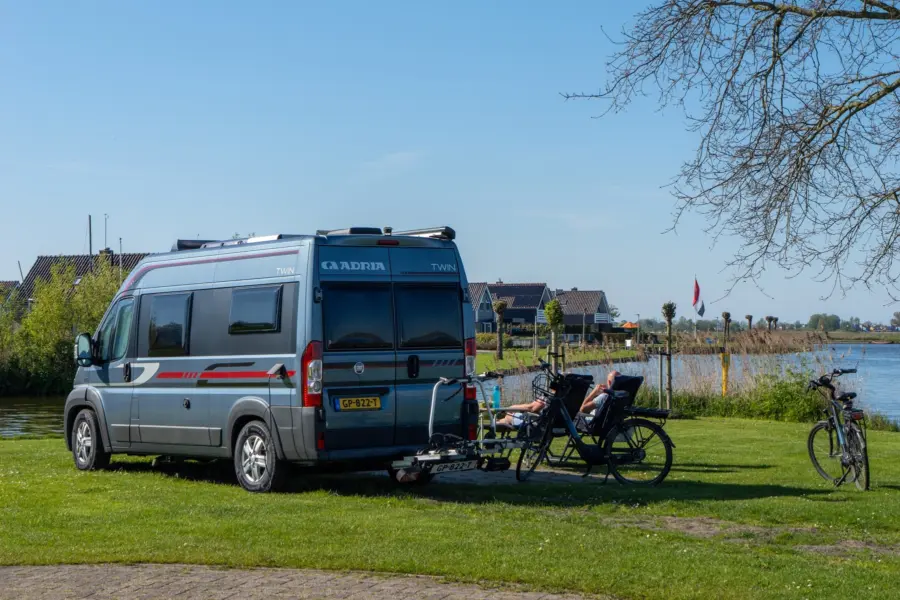 Kampeerplaatsen aan het water De Rakken 3
