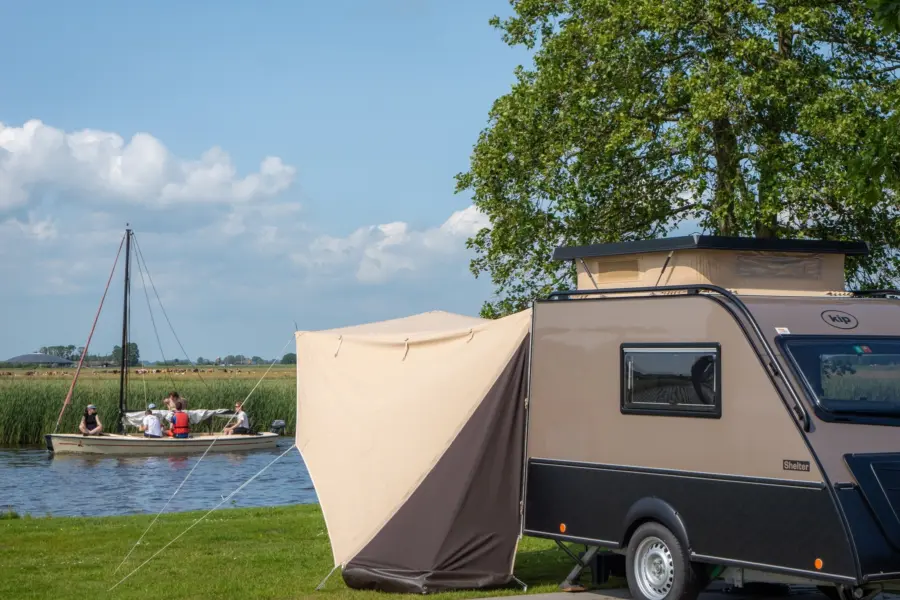 Kampeerplaatsen aan het water De Rakken 2