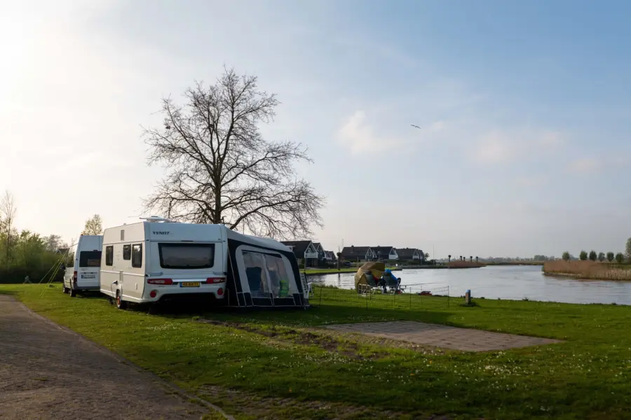 Kampeerplaatsen aan het water De Rakken 1