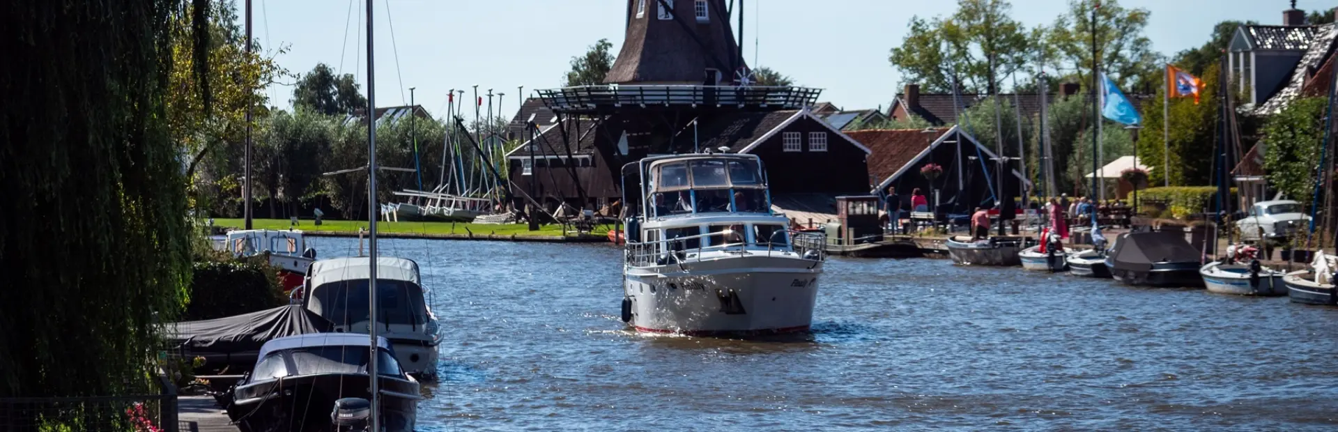 Boot in het water voor de houtzaagmolen