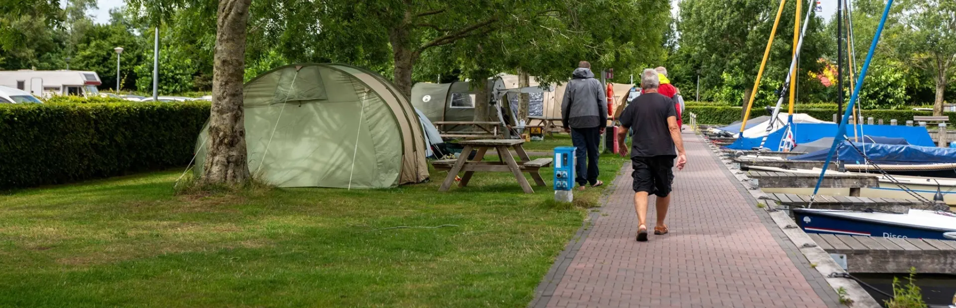 Wandelen langs de E-steiger op Jachthaven de Rakken