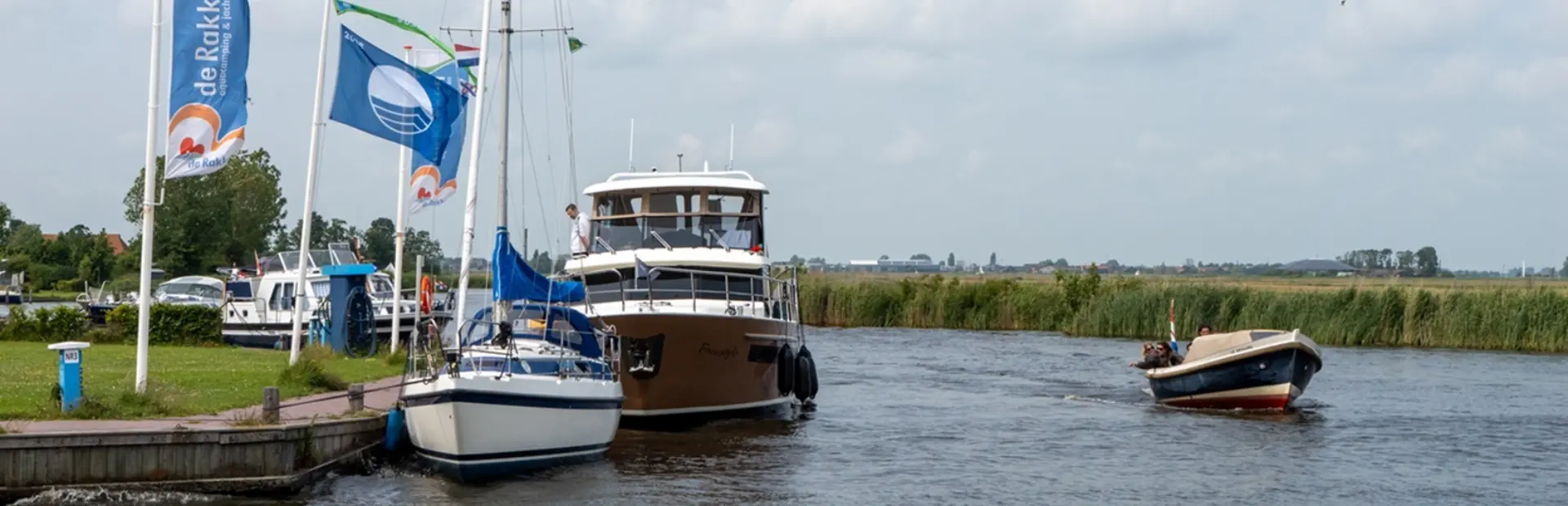 Bootjes langs de kade van Jachthaven de Rakken