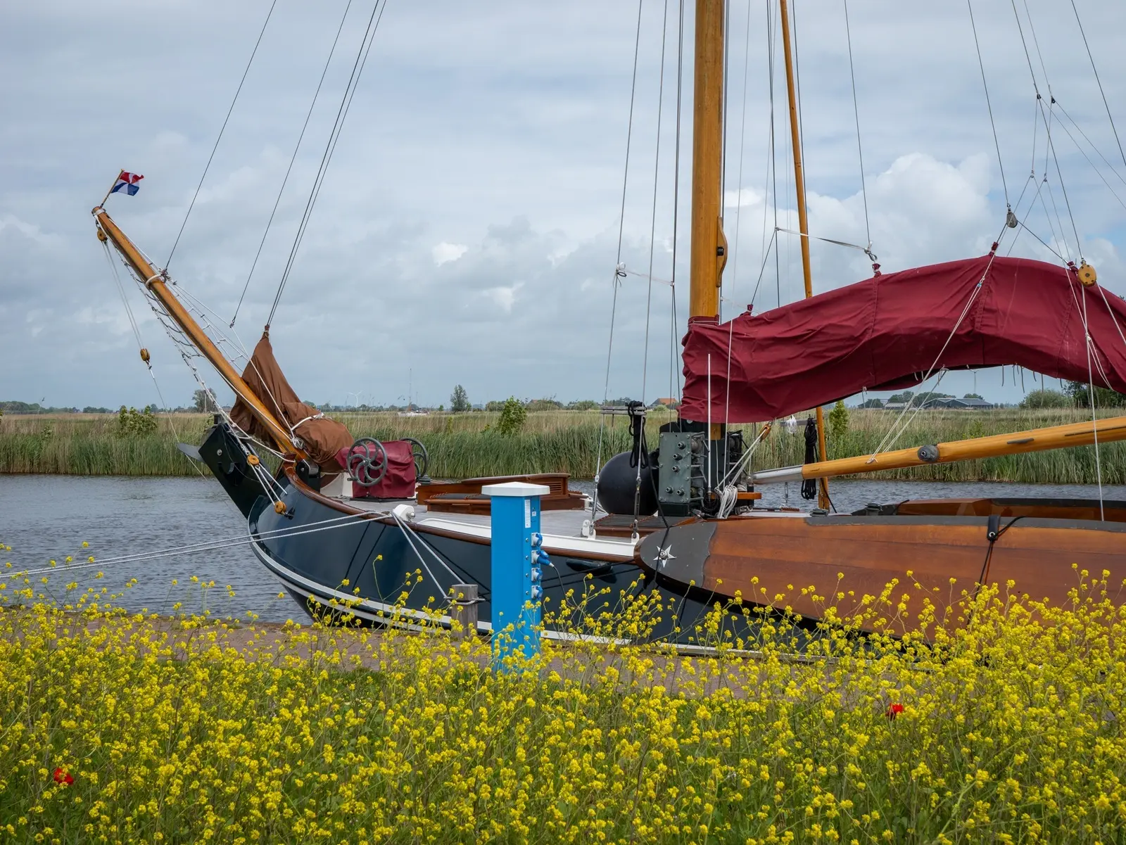 Klassiek jacht langs de kade van Jachthaven de Rakken