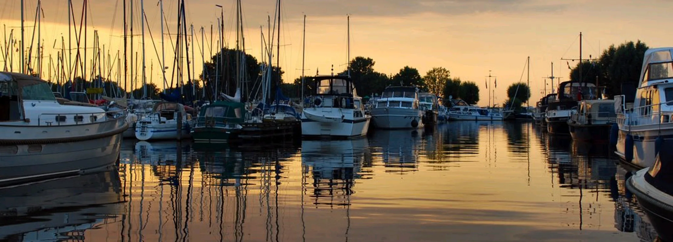 Sfeer jachthaven de rakken zonsondergang