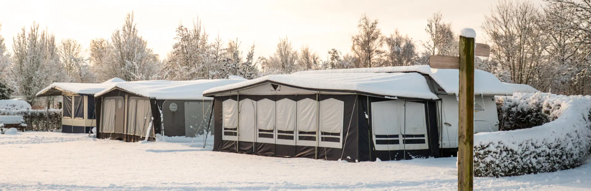 Caravans en voortenten in de sneeuw