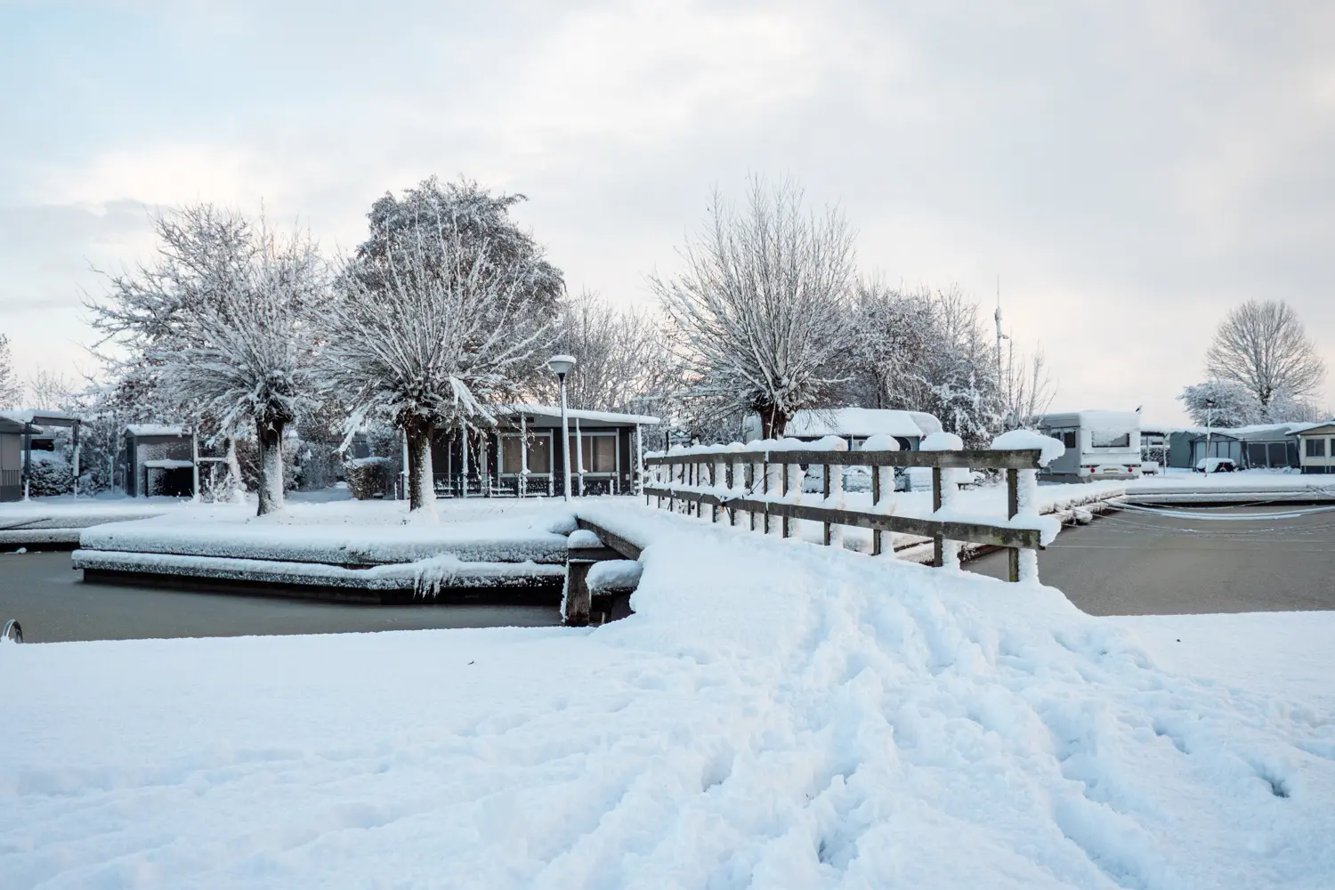 Campingbruggetje met sneeuw