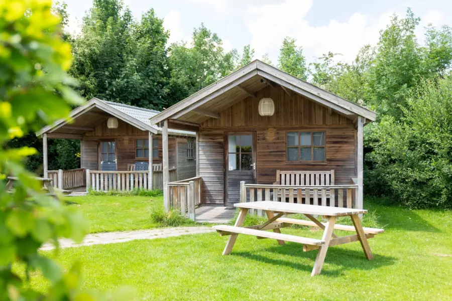 Twee trekkershutten op Aquacamping de Rakken