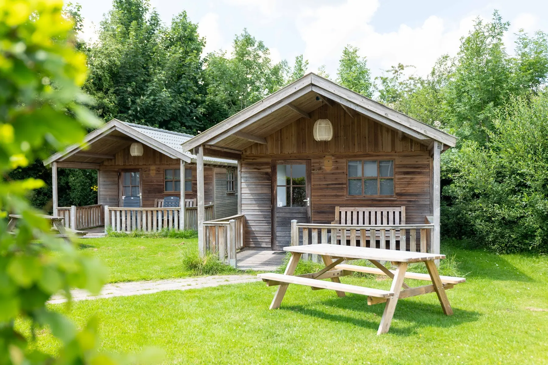 Twee trekkershutten op Aquacamping de Rakken