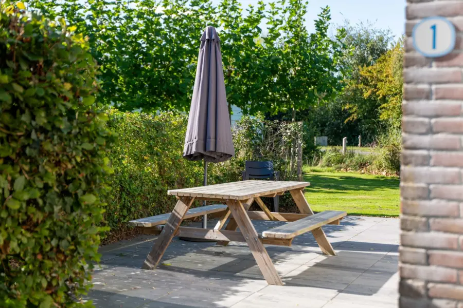 Vakantiehuis de Rakken tuin picknickbank parasol