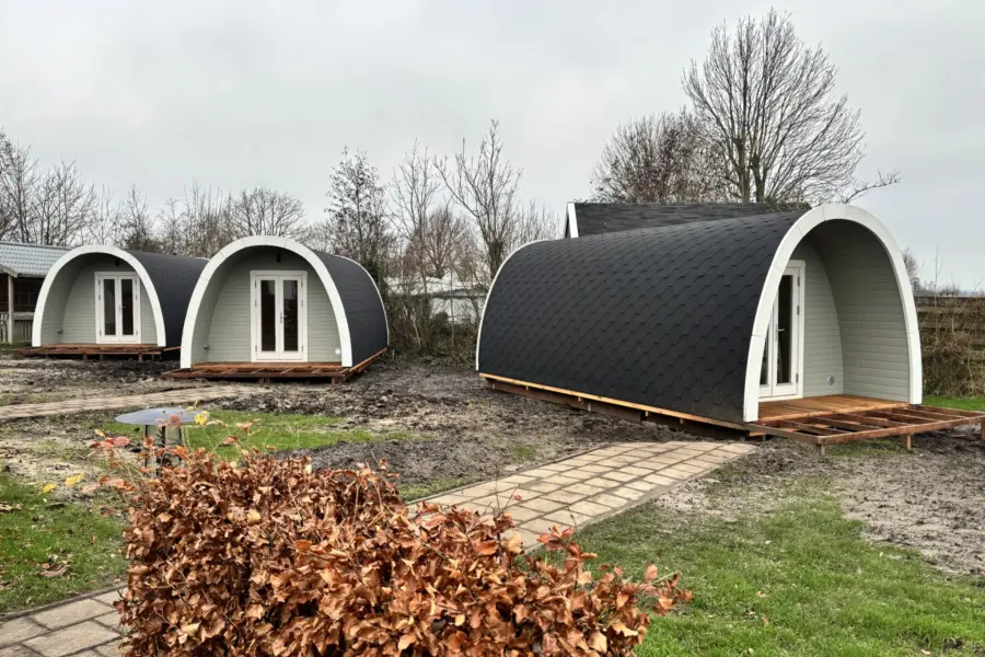 Drie kampeerpods op de Rakken