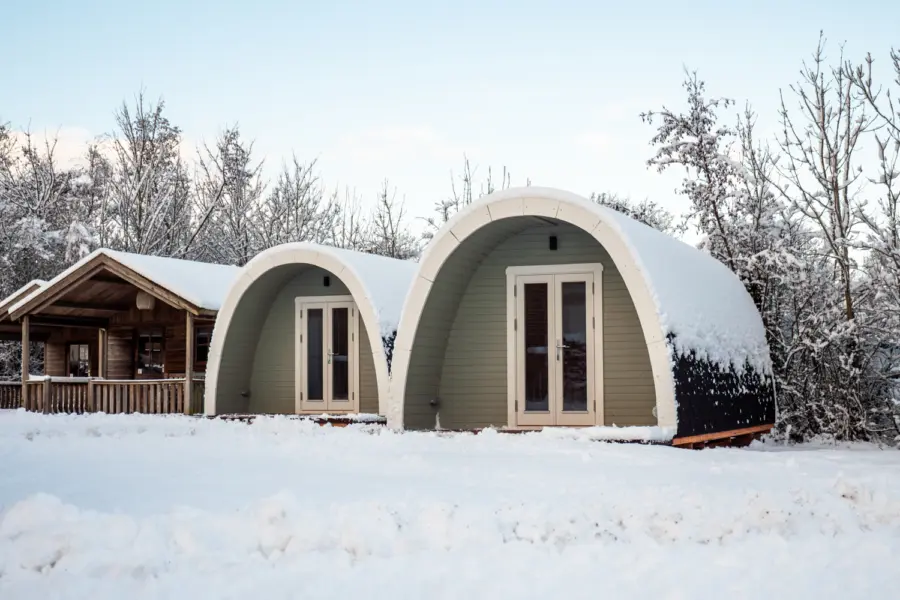 Sneeuw bij de kampeerpods