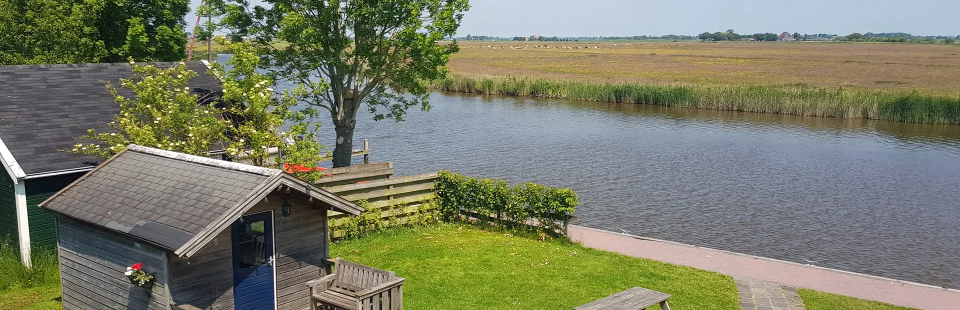 Beschikbare trekkershut aan het water in Friesland