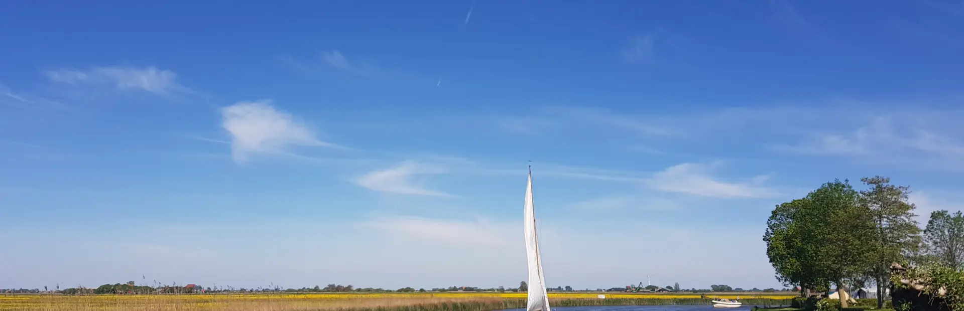 Zeilboot Friese merengebied zuidwest friesland kamperen aan het water