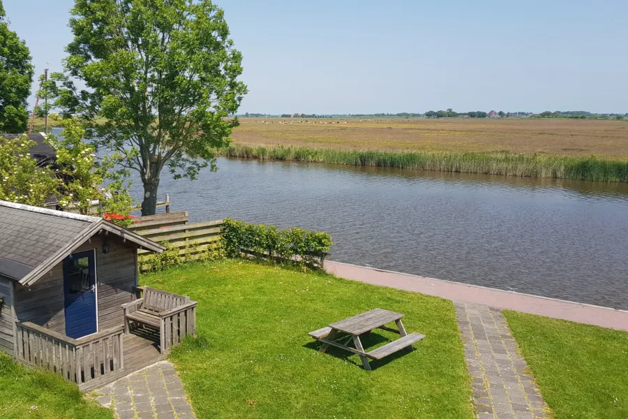 Beschikbare trekkershut aan het water in Friesland
