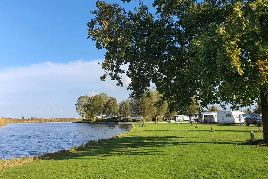 Kamperen aan het water in Friesland De Rakken Woudsend