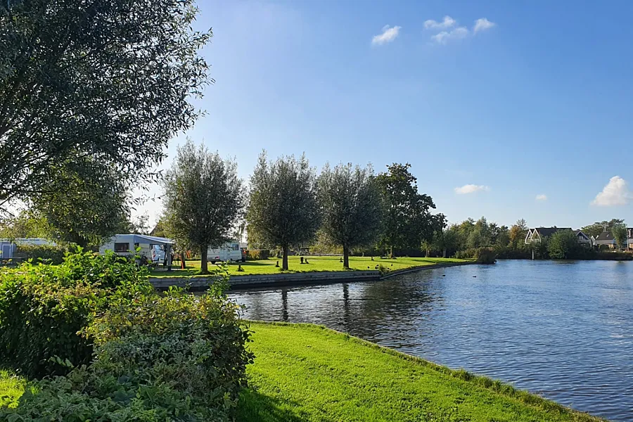 Kamperen aan het water in Friesland Woudsend De Rakken