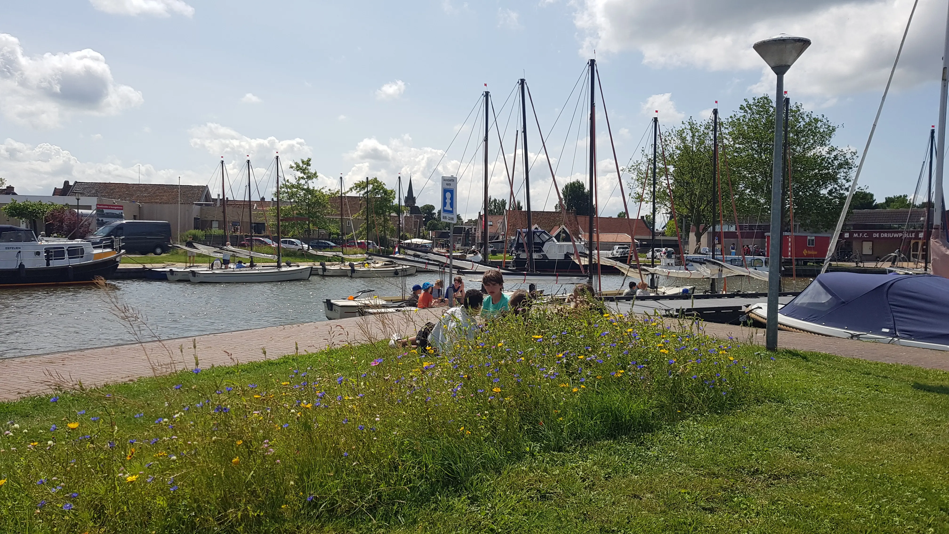 Toeristen watersporters in Woudsend