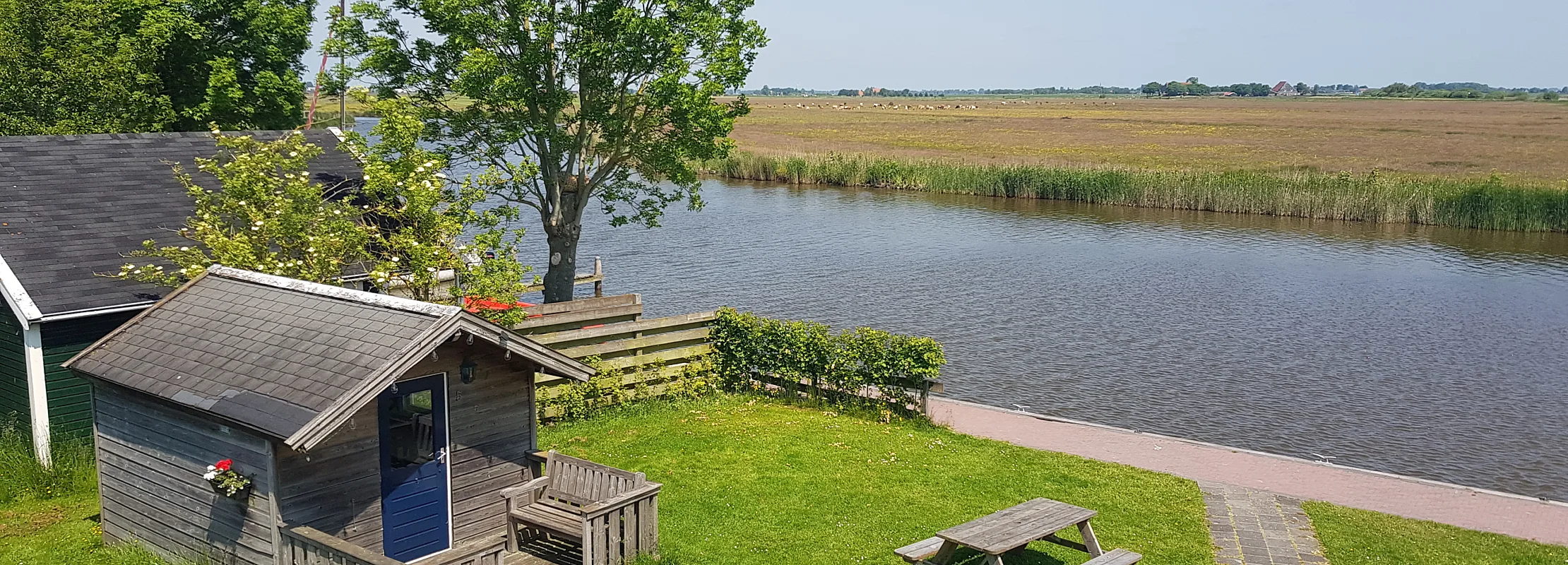 Beschikbare trekkershut aan het water in Friesland